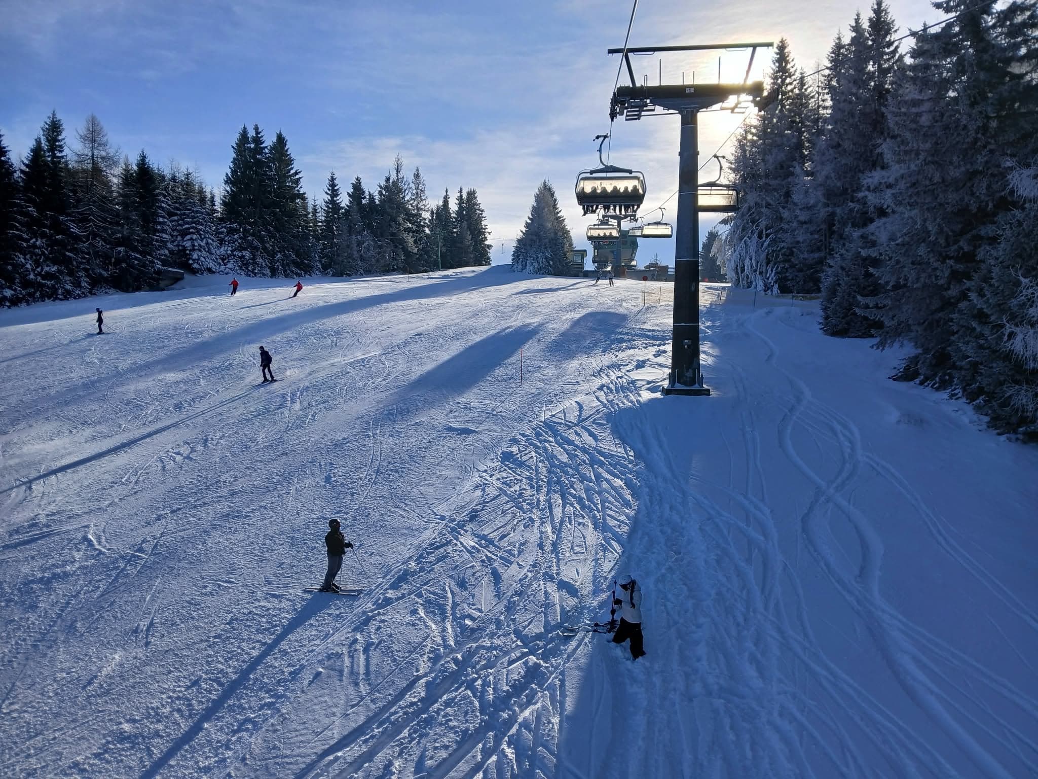 Smučarji ob sedežnici