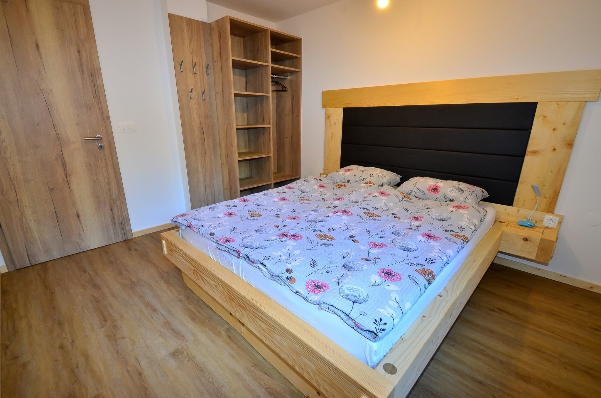 Spalnica z leseno zakonsko posteljo