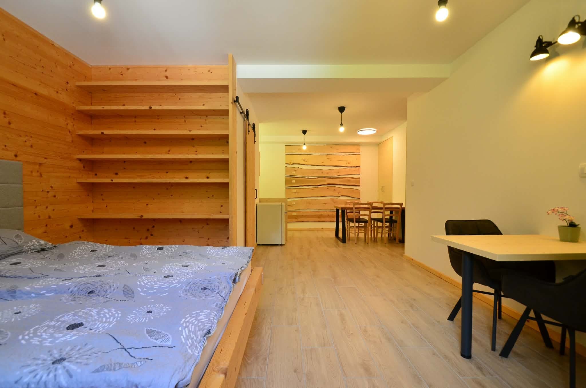 Prostoren apartma z lesenimi policami