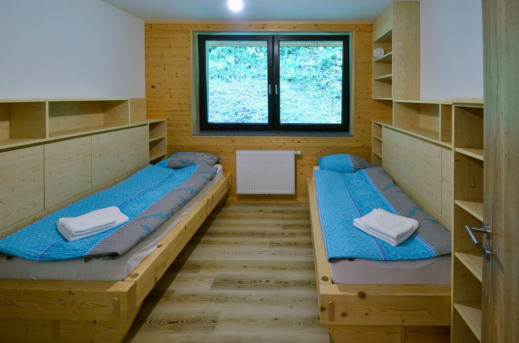 Soba z dvema ločenima posteljama